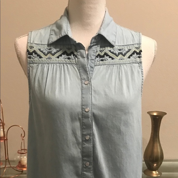 Mudd Sleeveless Snap Front Blouse - Picture 1 of 8